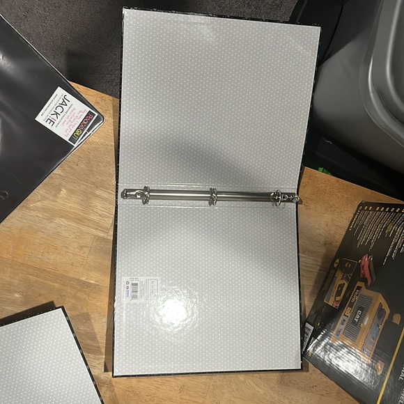 3 new binders and 3 new folders - Picture 6 of 8